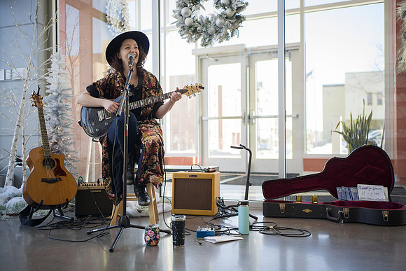 01 Mid-Day Music at One Discovery Square